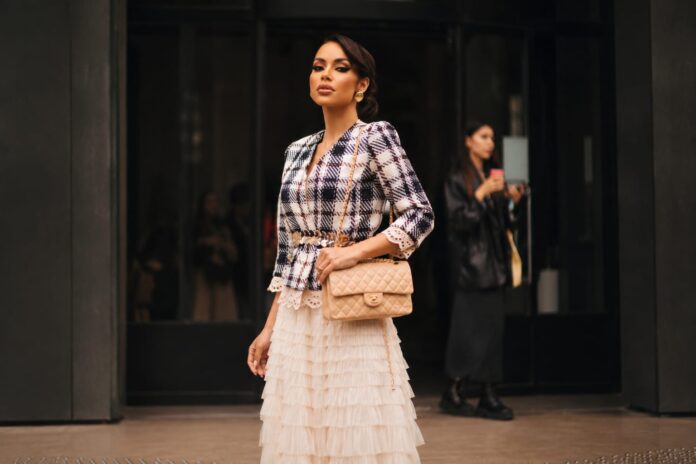 Giovanna Veríssimo afirma que a roupa é apenas parte da conversa sobre moda, comportamento e estilo, e a verdade é fundamental nesse conceito.