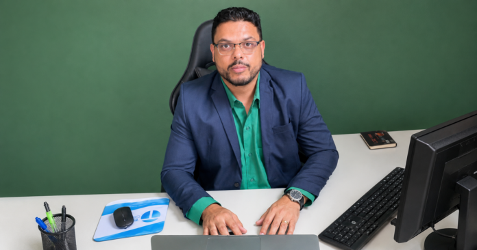 Fernando Moreira dos Santos alerta sobre a importância de encontrar modalidades de crédito com juros mais baixos, como o consignado.