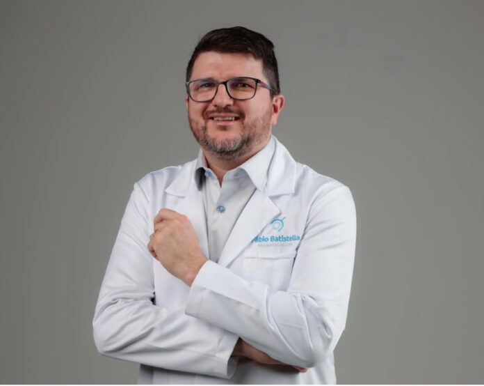 Dr. Fábio Batistella esclarece que o diagnóstico da fibromialgia é clínico e mostra que existem comportamentos que auxiliam a aliviar as dores.