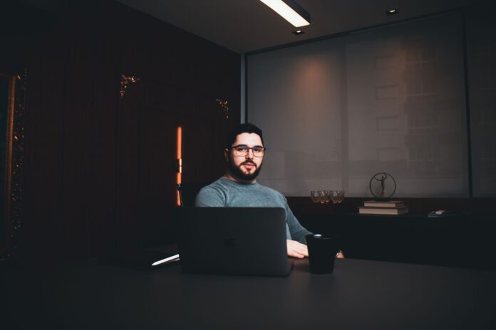 Dan Freitas, Fundador da Nexus Growth, reforça que scale-ups devem operar o orçamento de mídia paga com base em teto de investimento por margem aceitável.